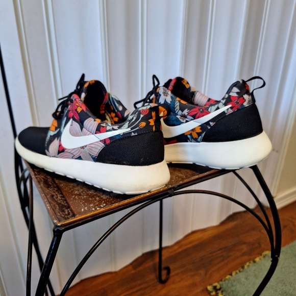 Nike Women's size 9.5 Aloha Print - Picture 2 of 2